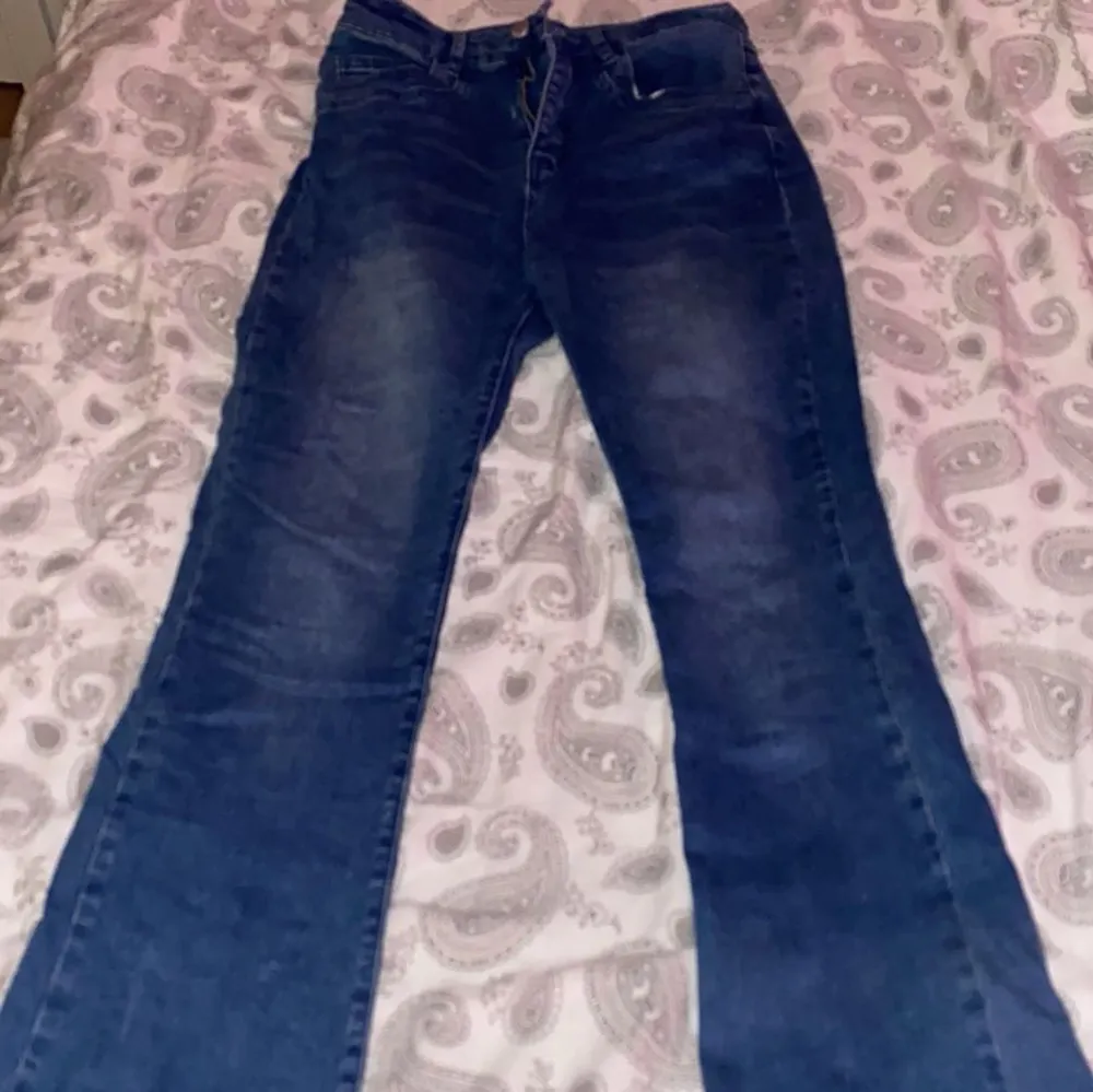 Jeans i storlek 36 passar även som 38 säljer dessa då det inte är min stil längre💕. Jeans & Byxor.