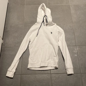 Vit polo hoodie - Passformen är liten, köp gärna!