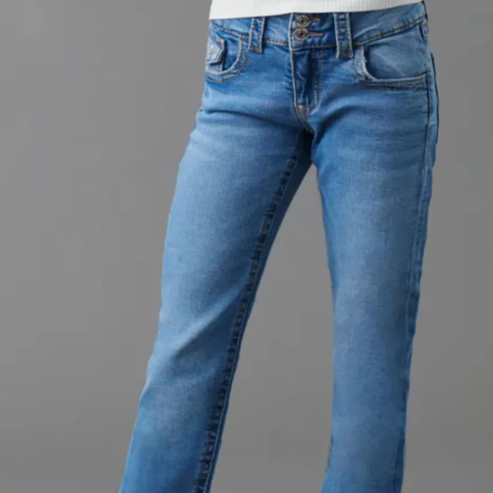 Ett par blåa bootcut jeans i storlek 152 från gina tricot. Använda ca 10 gånger och är i nyskick. Säljer för 150 men pris kan diskuteras.. Jeans & Byxor.