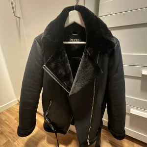 Jacka - Säljer denna fina höst/vårjackan från piecses i storlek S. Jackan är i nyskick och har endast använts ett fåtal gånger🤩
