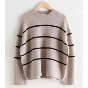 Söker denna ulltröja från Other Stories - Söker efter denna stickade ulltröja i storlek XS från & Other Stories då jag tyvärr krympt min. Den är beige med svarta ränder och lite oversized. 