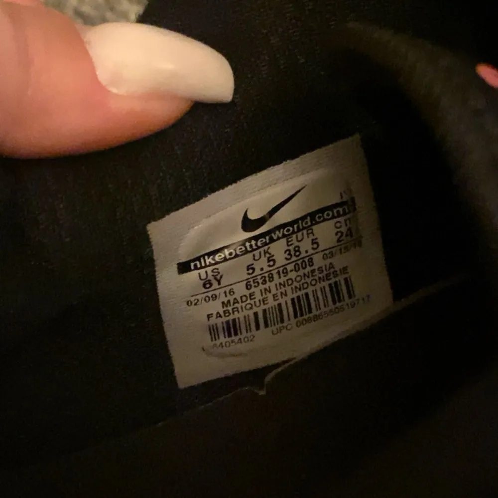 Säljer mina Nike Air Max ST i storlek 38.5 då de är för små för mig och inte kommer till användning, de är i hyfsat bra skick!. Skor.