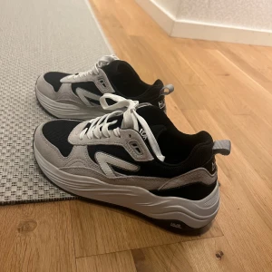 HUB sneakers  - Helt nya HUB sneakers.  För små i strlk för mej. Jätte fint skick, använts en gång tidigare. Köpta för 1300kr. 