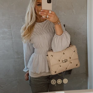 Blus - Så fin blus från ginatricot, perfekt till lågmidjade jeans och nu till våren. 10/10 skick ❣️