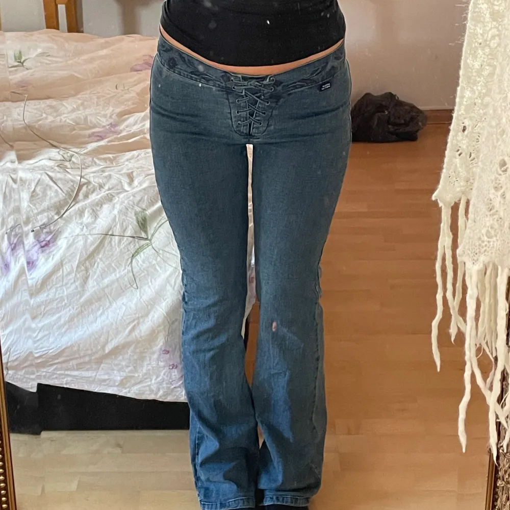 Såså fina och unika lågmidjade jeans! Snörning i midjan så den går att justera + strechigt material! Innerbenslängden är 79cm. Jeans & Byxor.
