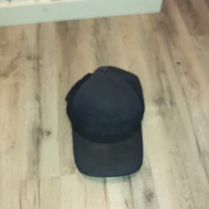 Hugo boss keps - Helt äkta hugo boss keps kan mötas upp eller fraktar den samma dag vid köp