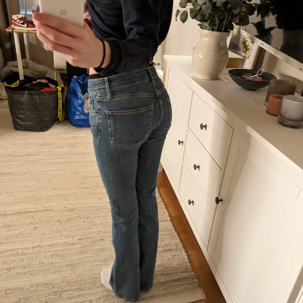 Låg midja. Jeans från Gina, storlek xs, använda en gång. Säljer för dom är för korta på mig, jag är 174.. Jeans & Byxor.