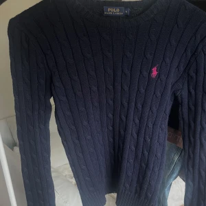 Ralph Lauren stickad tröja  - Marinblå stickad Ralph Lauren tröja i storlek S. Endast provad 🥹🌸 Upplever den liten för att vara S, skulle säga mer XS!
