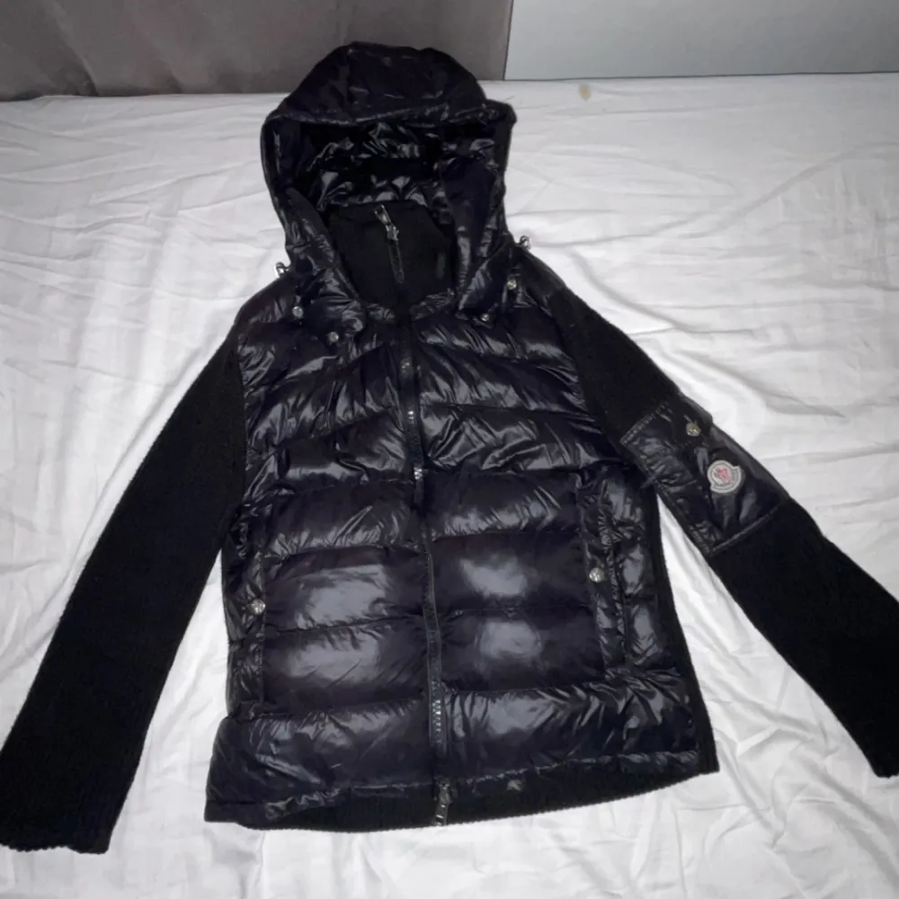 Hej! Säljer nu min moncler cardigan pågrund av att den inte passar mig. Den är i väldigt fint skick 8/10 och är i storlek S. Den passar både till sommaren och till vintern.   OBS: Vid snabb affär kan priset sänkas!. Jackor.