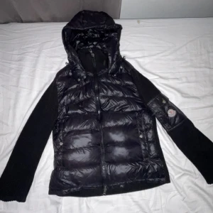 Moncler cardigan - Hej! Säljer nu min moncler cardigan pågrund av att den inte passar mig. Den är i väldigt fint skick 8/10 och är i storlek S. Den passar både till sommaren och till vintern.   OBS: Vid snabb affär kan priset sänkas!