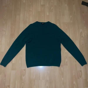 Uniqlo Stickad Tröja - Storlek L men sitter som en s/m. Säljer då jag ej tycker den sitter bra.  Modell: 170cm 80kg