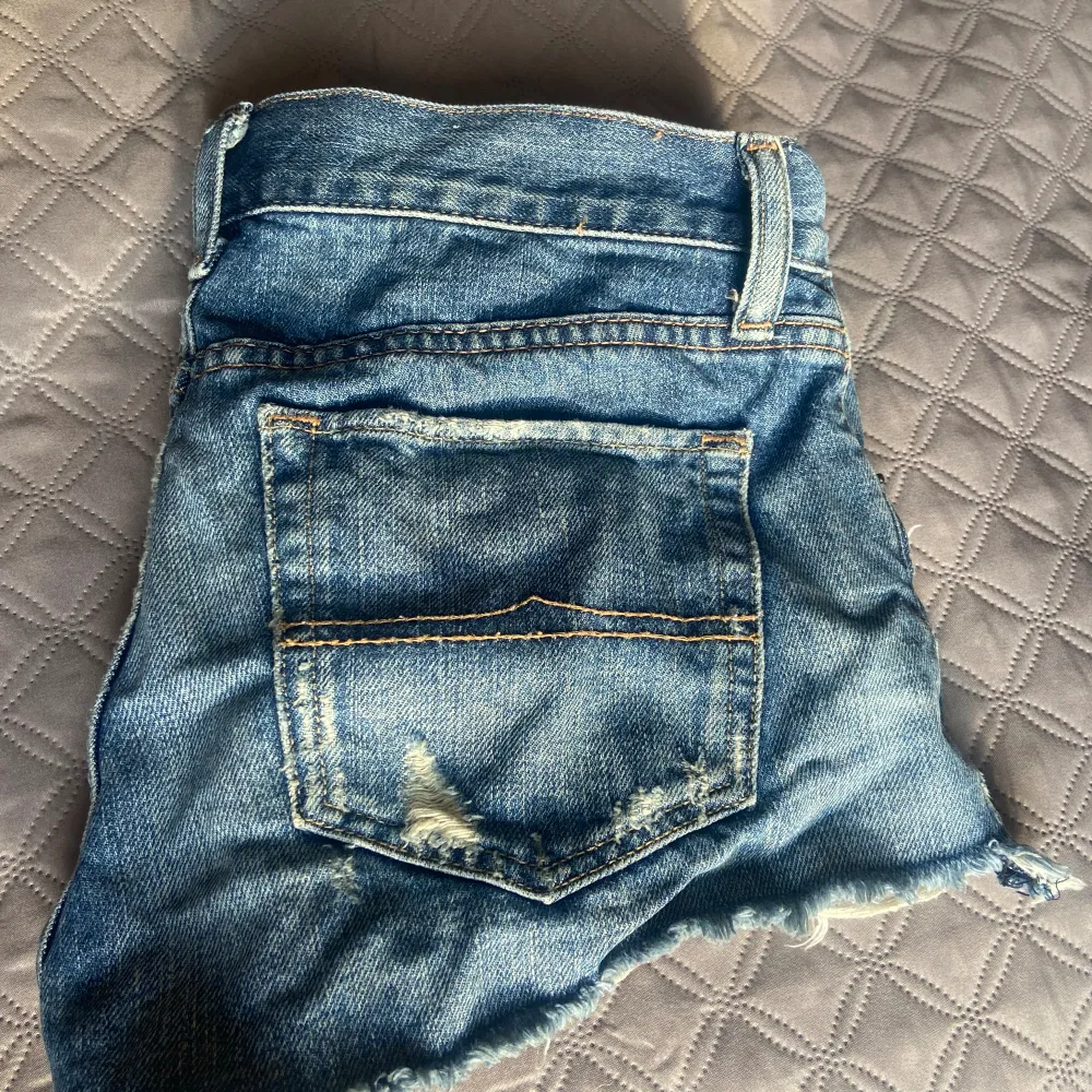 Lowwaist jeansshorts från Ralph lauren märket i bak är bortsprättat pga att det var oskönt) men på knappen kan man se. Snygga slitna och fickorna har usa print. De är för små för mig, men passar en XS. Shorts.
