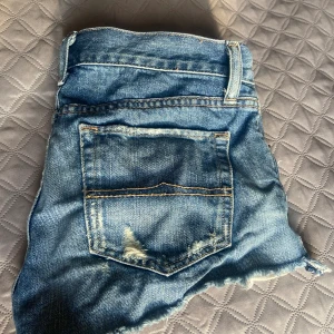 Lowwaist jeansshorts från Ralph lauren - Lowwaist jeansshorts från Ralph lauren märket i bak är bortsprättat pga att det var oskönt) men på knappen kan man se. Snygga slitna och fickorna har usa print. De är för små för mig, men passar en XS