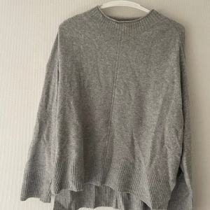 Stickad tröja - Säljer min gråa stickade tröja som tyvärr inte kommer till användning.