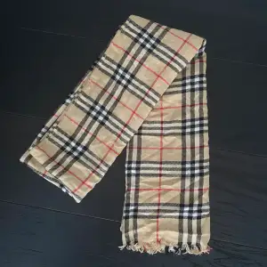 Tunnare halsduk från Burberry med ikoniska mönstret och färg. Säljs då ej kommit till användning och därav bra skick! Jag bjuder på frakten!😊
