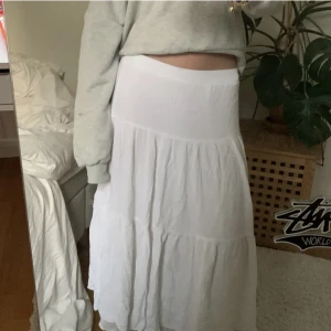 Lång vit kjol - Säljer denna as snygga kjol från Stradivarius 