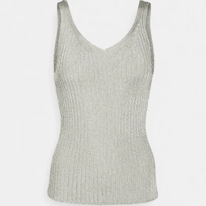 Glittrig topp från Arket - Glittrig topp från Arket, använd en gång. Som ny! ✨ nypris: 490kr