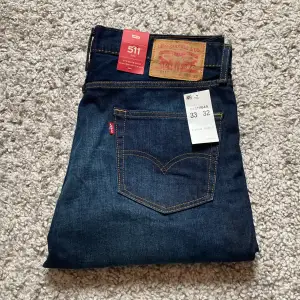 Levis jeans 511. Storlek W33 L32. Helt nya och alltså aldrig använda. Alla lappar är kvar. Om du har några frågor är de bara att kontakta mig! ❤️