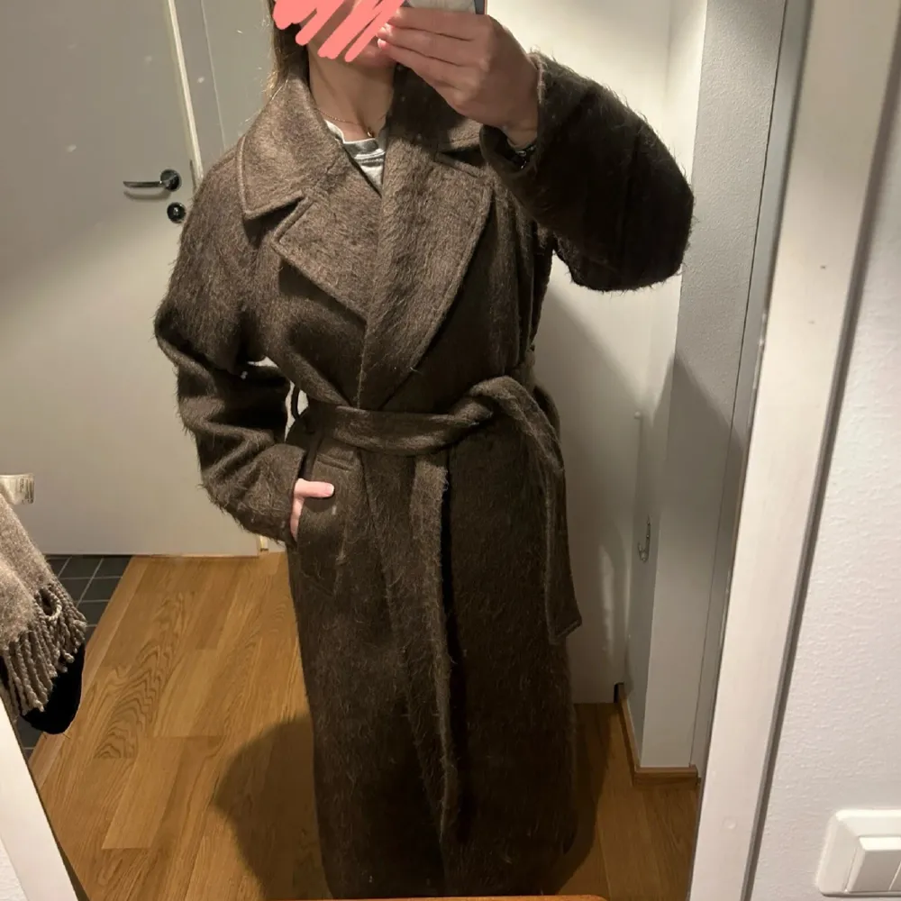 Jättesnygg taupe/beige/grå/brun kappa från weekday strl S. Inte mycket använd. Nypris 1500kr, mitt pris 400+ frakt. Fixar egna bilder vid intresse . Jackor.