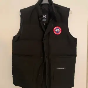 Helt ny oanvänd canada goose väst. Kommer med tags. Vid intresse kontakta.