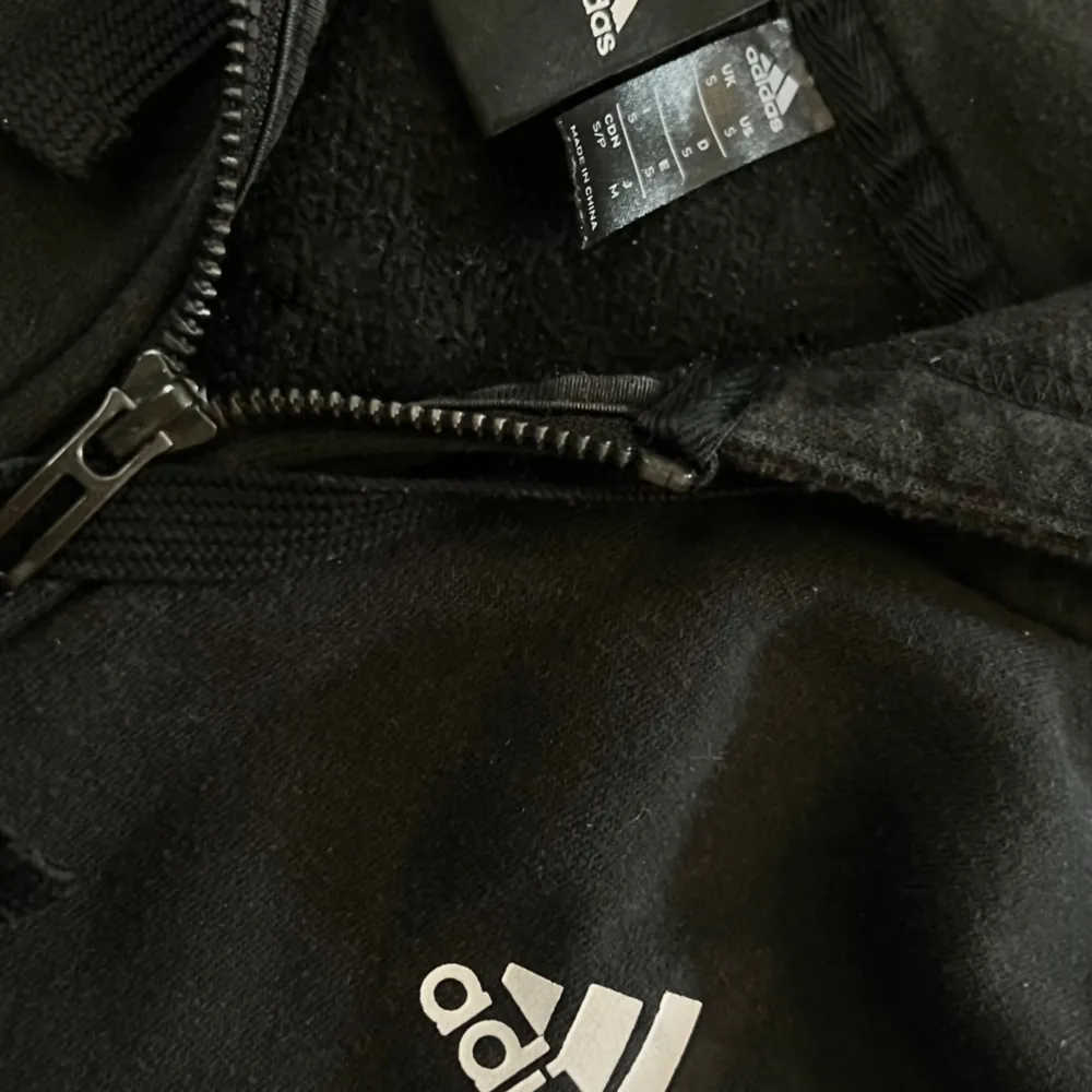 Adidas track jacket jacka tröja med luva hoodie i storlek S svart luvtröja sport träningströja. Hoodies.