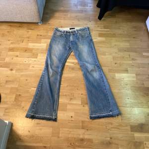Ljusblå vintage bootcut/flare jeans i helt okej skick. Väldigt slitna längst ner (hör av dig om du vill ha bild), knappen sitter löst och hål i fickorna. Skulle säga att dem är som storlek 31.