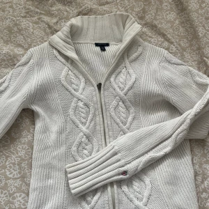 Stickad gant tröja❣️ - Väldigt söt kofta från gant. Inga fläckar💛
