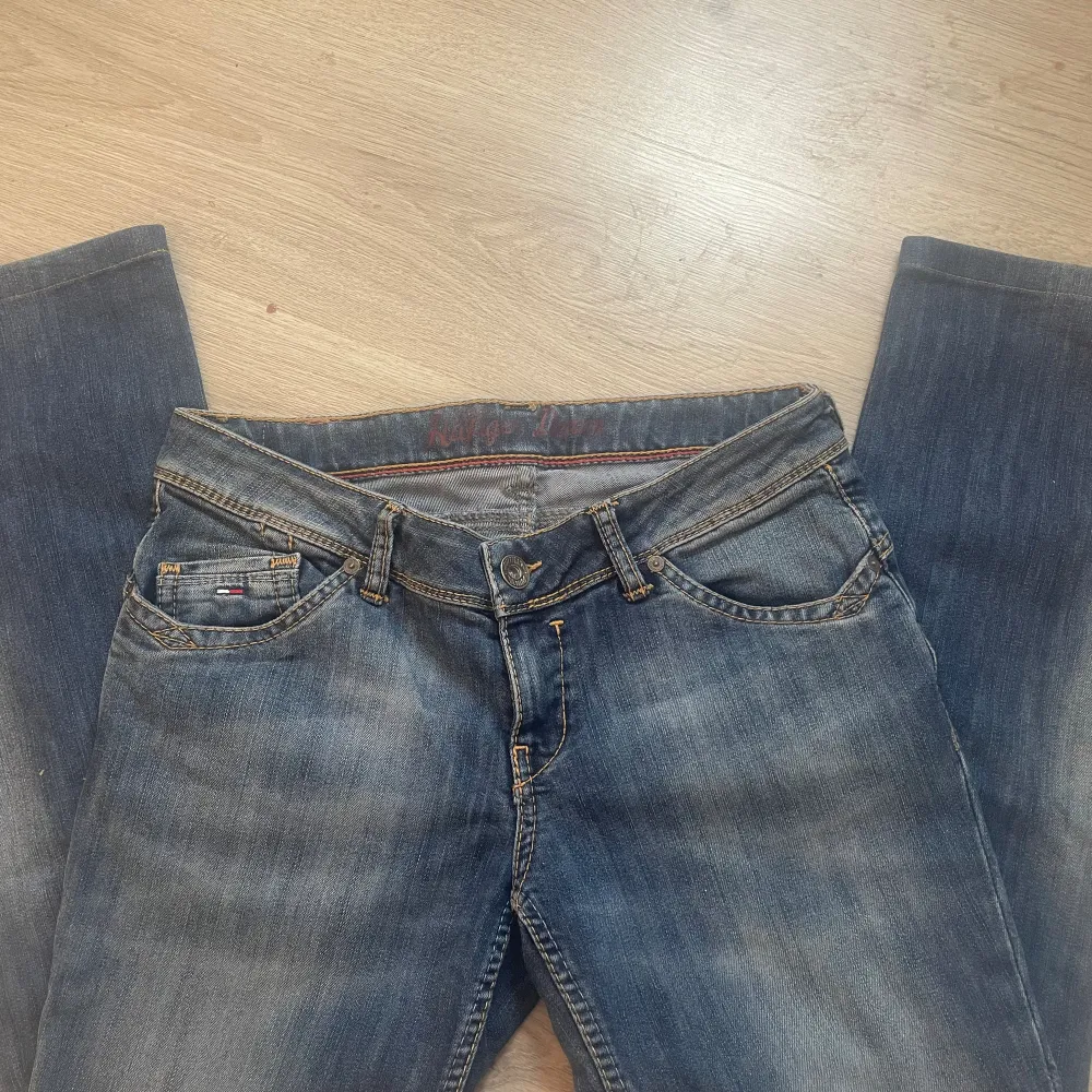 Säljer dessa jeans då dom är förstora för mig och derför kommer jag inte skicka bilder men dom på, men kan skicka flera bilder på dom ❤️. Jeans & Byxor.