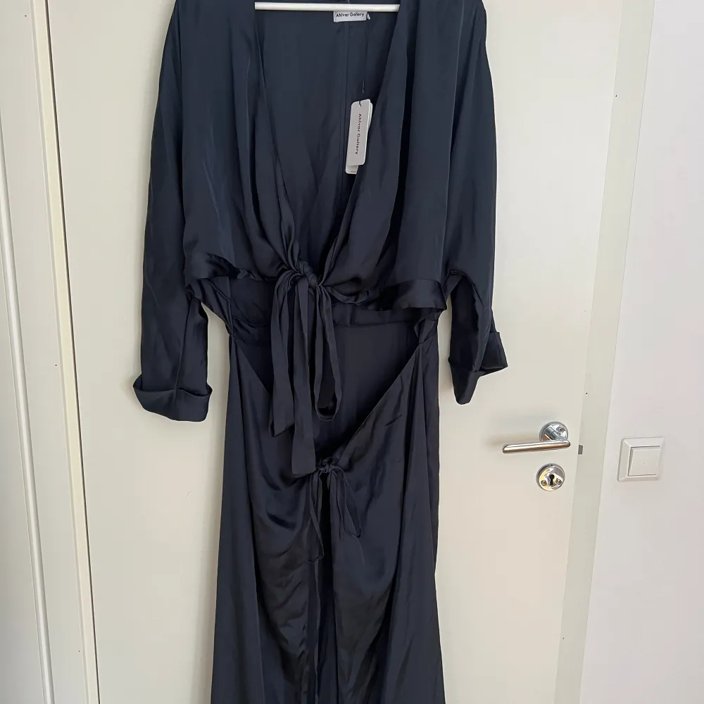 Oanvänd klänning från Ahlvar Gallery i silke. . Klänningar.