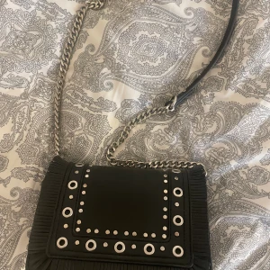 Zara väska svart  - Säljer nu min snygga hand väska köpt från zara ett par år sedan. Supersnygg till allt! Speciellt nu i sommar. ❤️