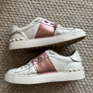 Valentino Rockstud Trainers - Säljer ett par använda Valentino sneakers, storlek 39. Se slitage på bilder (därav priset) 🩷