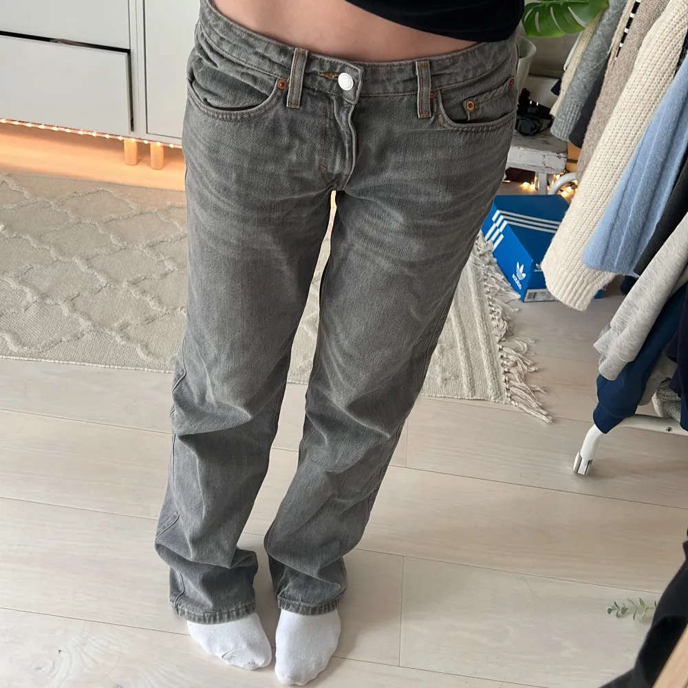 Grå arrow low straight jeans från Weekday🩷Nypris 590kr, säljer för 390kr! Super bra skick. Står tyvärr inte storleken men tror W27 L32. Jeans & Byxor.