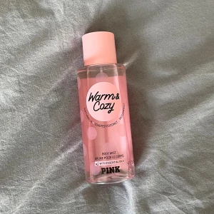 Body mist  - Victoria Secret body mist ”Warm and Cozy” Använd ca 3 gånger säljs därför för 150kr