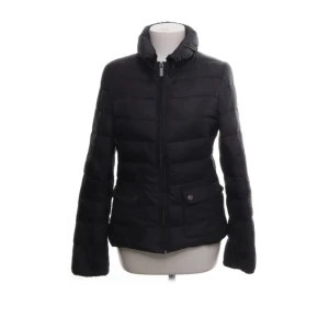 Jacka - En skit snygg jacka med fickor där fram som är en massimo dutti liknande jacka.mSuper bra skick fråga gärna om ni undrar något. Man kan vika ner halsen och de är en rosa insida. Jag är 168 och de passar mig perfekt i längden och armarna💕