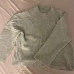 Gina Tricot beige stickadtröja  - Storlek M, oversized