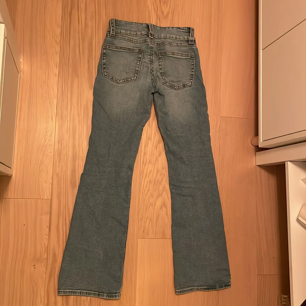 Jätte fint skick, säljer för att de har blivit lite tajta vid låren. Från Gina tricot storlek 164. Sitter jätte fint i längden på mig jag är 160, köpta för 350kr priset går att diskutera, skriv privat om det är några andra frågor 💙💙💙. Jeans & Byxor.