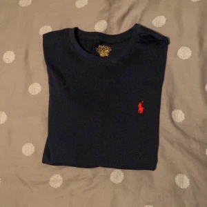 Ralph lauren t shirt - Säljer min Ralph lauren t shirt, mörkblå, utan fläckar i nyskick. Tröjan är storlek S och är äkta. Kontakta om du är intresserad!