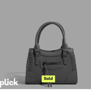 Väska  - Säljer min gråa väska som ja köpt på Plick tidigare, då jag letar en ny🤗