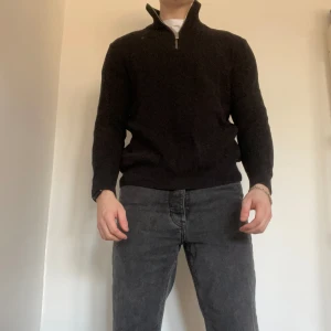 Half zip tröja - En snygg och skön halfzip tröja! Jag är ca 180cm och väger 80kg!