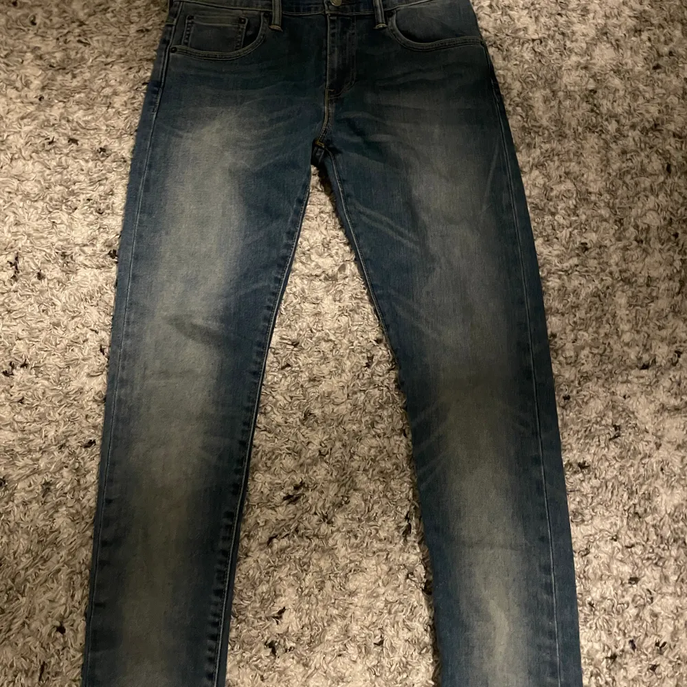   Levis jeans modell 520, säljer dessa jeans eftersom dem inte passar längre och har bara blivit använda ett par gånger. . Jeans & Byxor.