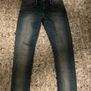 Levis jeans  -   Levis jeans modell 520, säljer dessa jeans eftersom dem inte passar längre. 