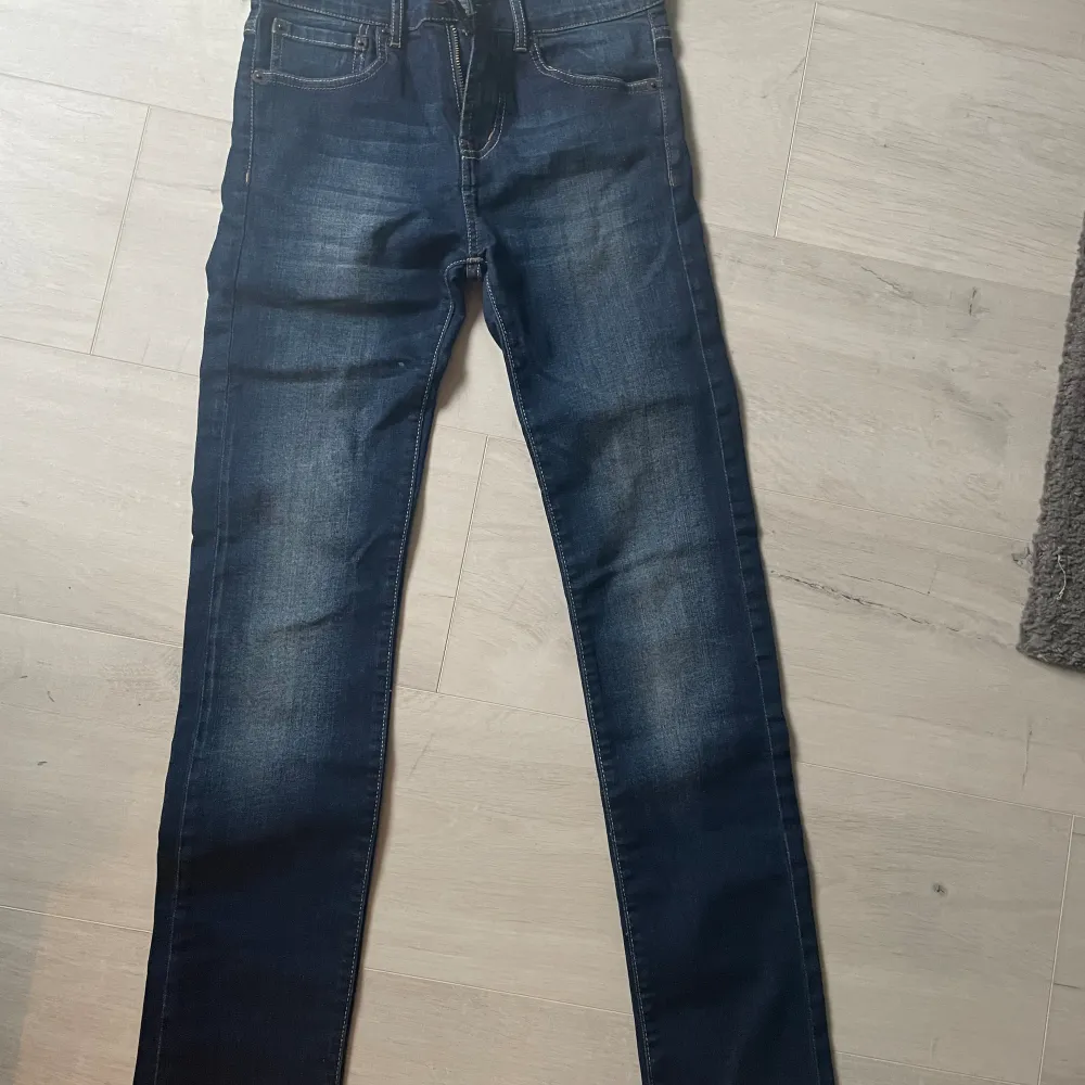 Säljer ett par Levis jeans som är straight/skinny. Blir fina i längden om man är mellan 160-165. Inga egna bilder . Jeans & Byxor.