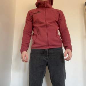En zip hoodie från adidas! Som Nike tech fleece tröjorna! Jag är ca 180cm och väger 80kg!