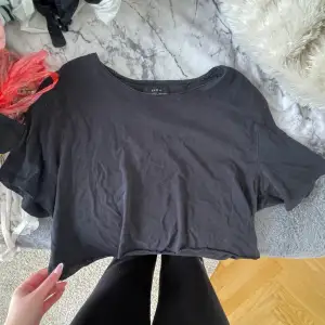 Supersnygg kort klippt t-shirt från zara 💕 perfekt att ha ett spets linne under 