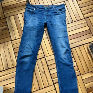 Jacob Cohen jeans - Slim fit model 688 (bard) säljes i befintligt skick Midja 46cm Innerben 90cm Utsidan ben 113cm