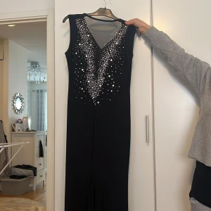 Aftonklänning  - Första bilden är baksidan av klänningen, använd 1 gång 