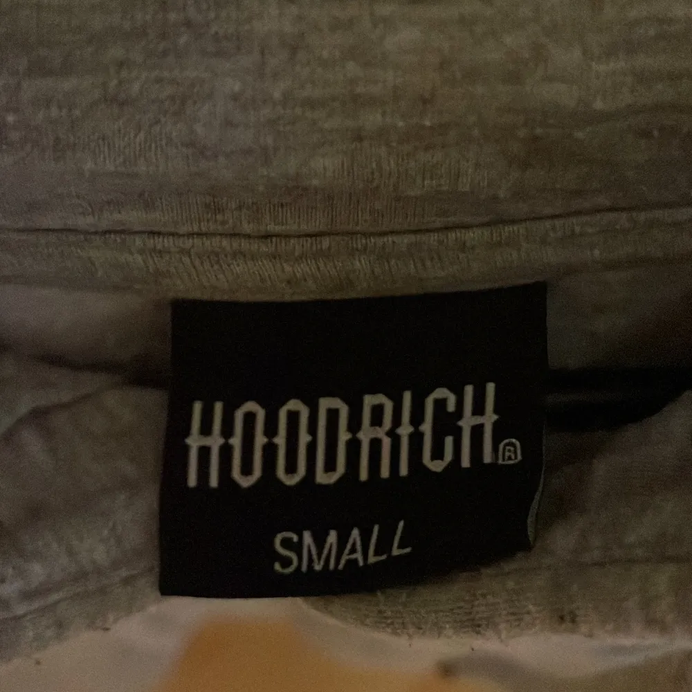 Varm och bekväm Hoodrich hoodie i färgen grå men en Text som går från mörkblå till ljusblå Köpt för 800 Pris kan diskuteras. Hoodies.