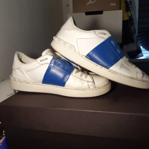 Valentino Open!!! - Säljer dessa super feta Valentino Open skor. ALLT OG FÖLJER MED. skorna är 5/10 därför säljer jag lite billigare