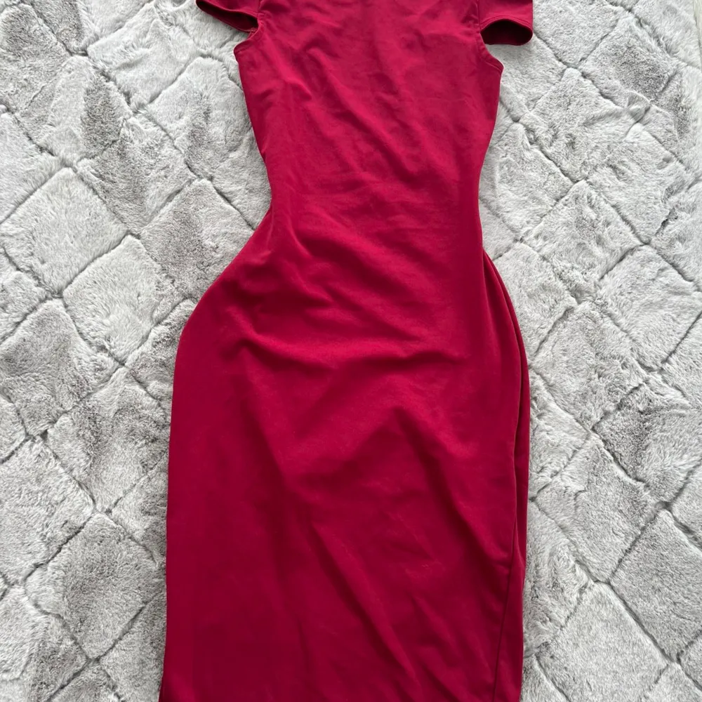 Säljer nu denna vinröda klänningen, sitter såå fint på kroppen, använd en gång!. Klänningar.