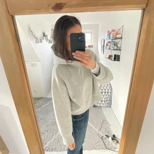 Grå hoodie från Zara - Jag säljer min gråa hoodie från Zara då jag tycker att den är lite kort. Den är använd fåtal gånger och är i jättebra skick. Jag skulle kunna tänka mig att byta till en i storlek M. Nypris: 259kr. Kontakta vid intresse innan du trycker på köp nu.💞